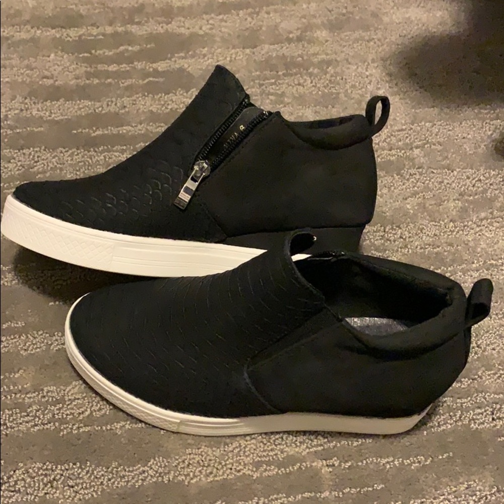 Wedge tennis shoe size 6 black worn once
